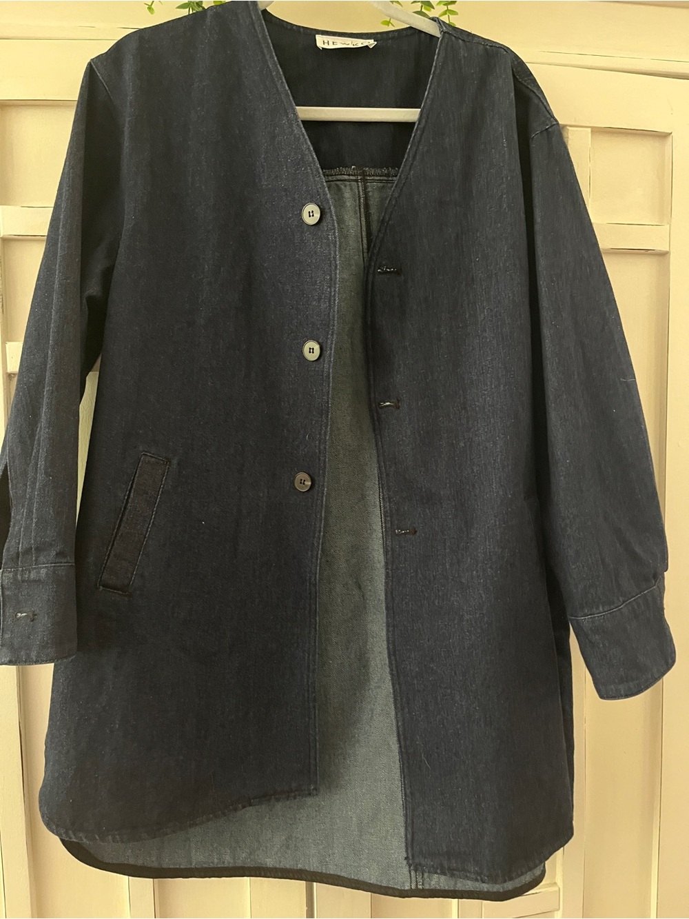 KATEHEWKO Dark Washed Denim Jacket V-Neckline High Low Hem Button Cuffs